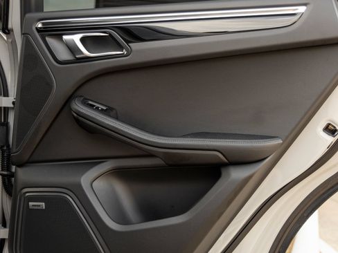Certified 2025 Porsche Macan AWD/4WD image 39