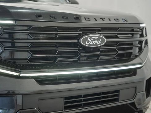 Used 2025 Ford Expedition Platinum w/ Stealth Appearance Package AWD/4WD image 15