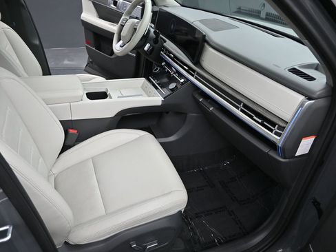 Used 2025 Hyundai Santa Fe Limited image 18