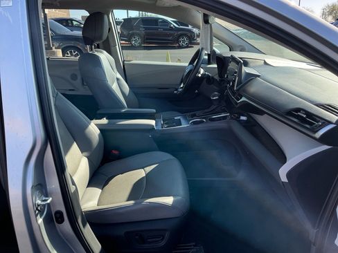 Used 2023 Toyota Sienna Limited image 19