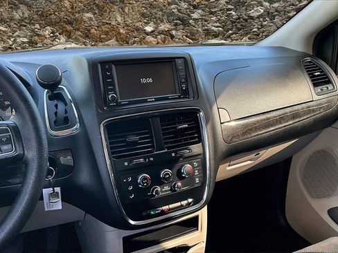 Used 2019 Dodge Grand Caravan SE w/ UConnect Hands-Free Group image 6