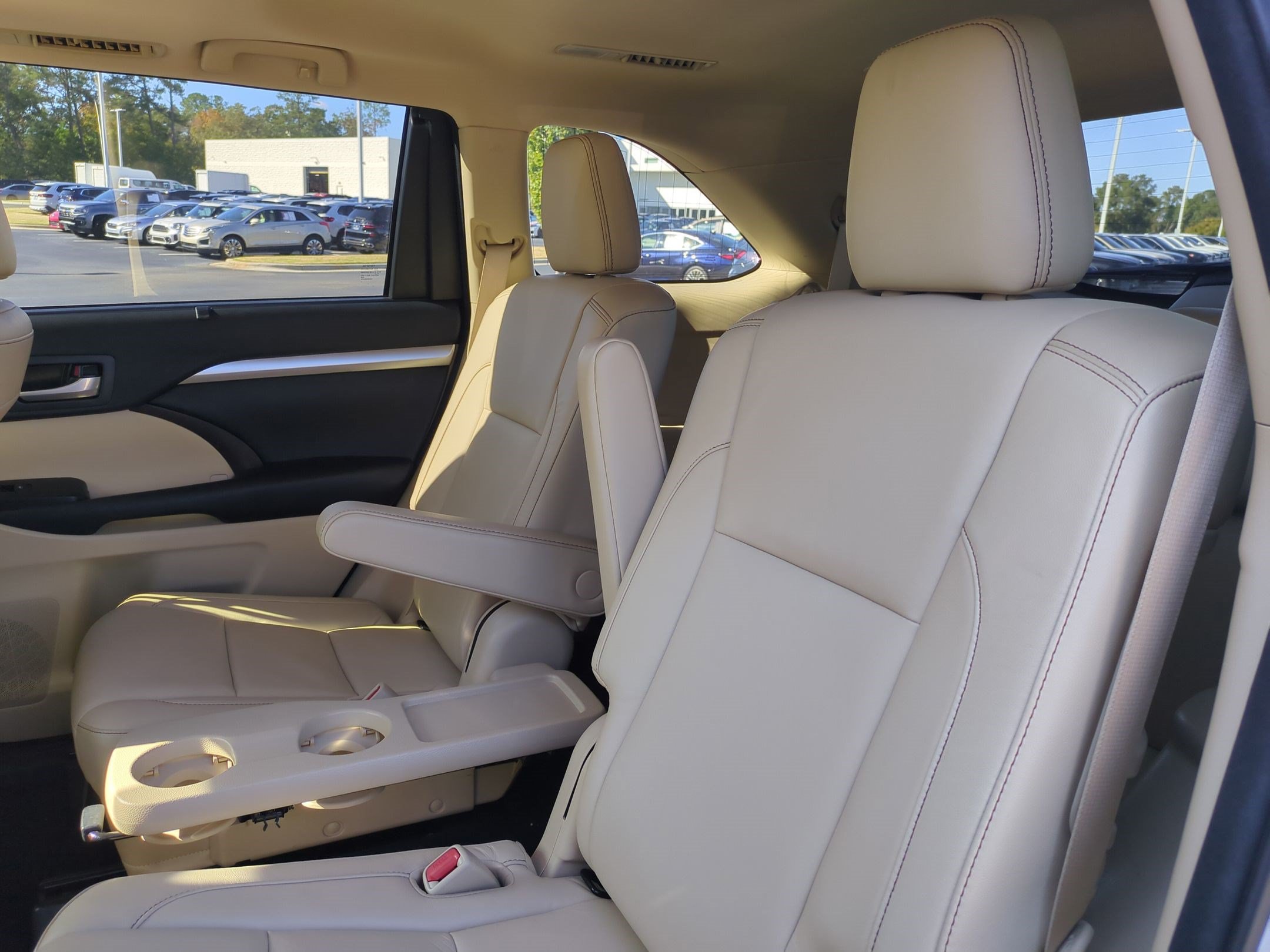 Used 2018 Toyota Highlander XLE AWD/4WD image 28