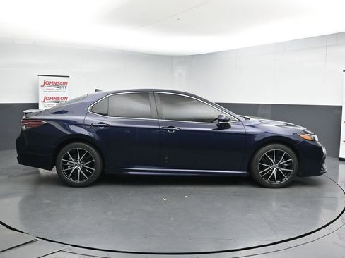 Used 2022 Toyota Camry SE FWD image 9