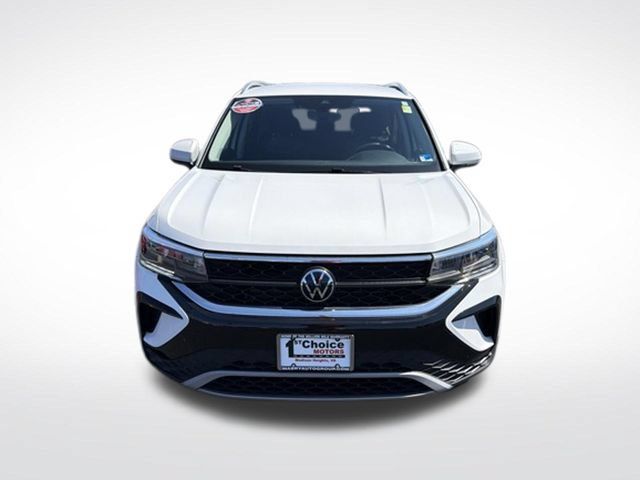 Used 2023 Volkswagen Taos SE w/ Black Wheel Package FWD image 9