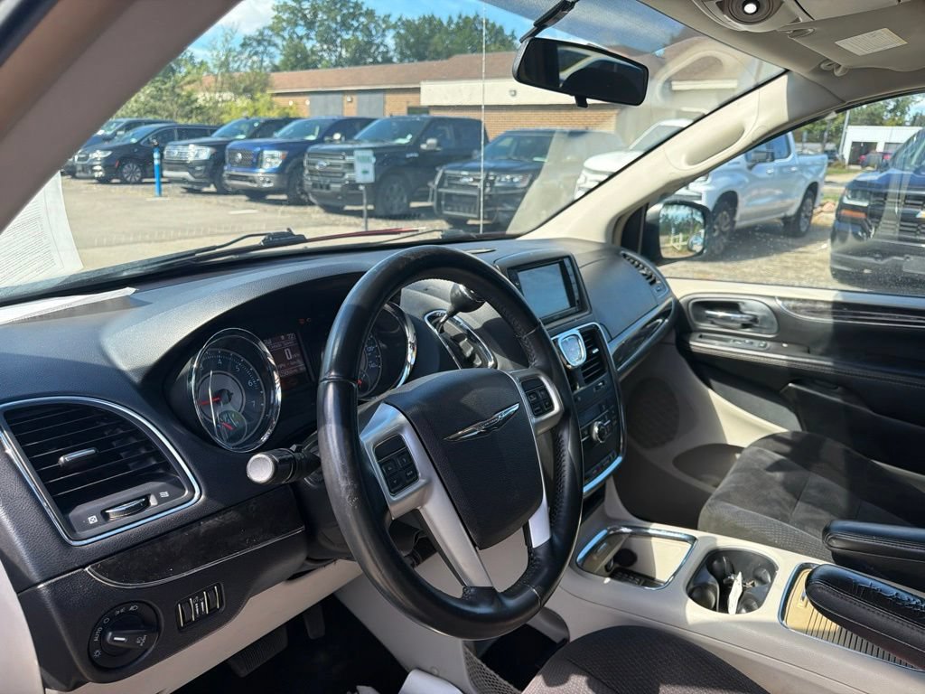 Used 2015 Chrysler Town & Country Touring FWD image 11