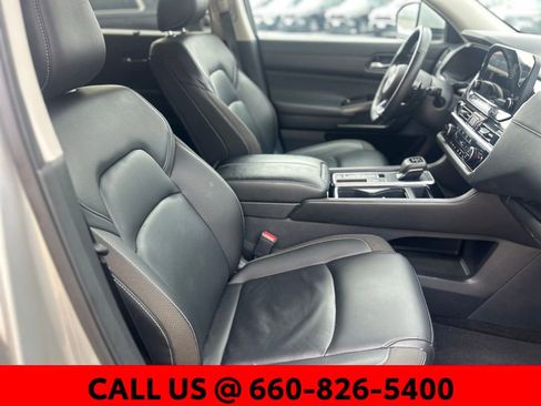 Used 2025 Nissan Pathfinder SL image 4