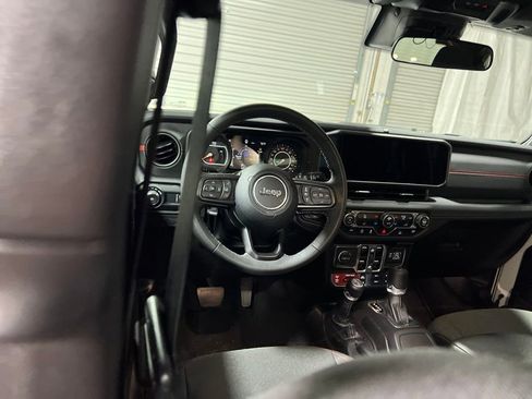Used 2025 Jeep Wrangler Unlimited Rubicon AWD/4WD image 18