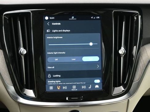 Used 2023 Volvo V60 B5 Cross Country Plus image 16