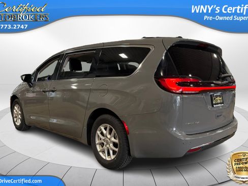 Used 2023 Chrysler Pacifica Touring-L image 8