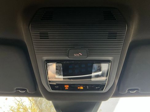 Used 2025 Volkswagen Atlas Cross Sport SE image 17