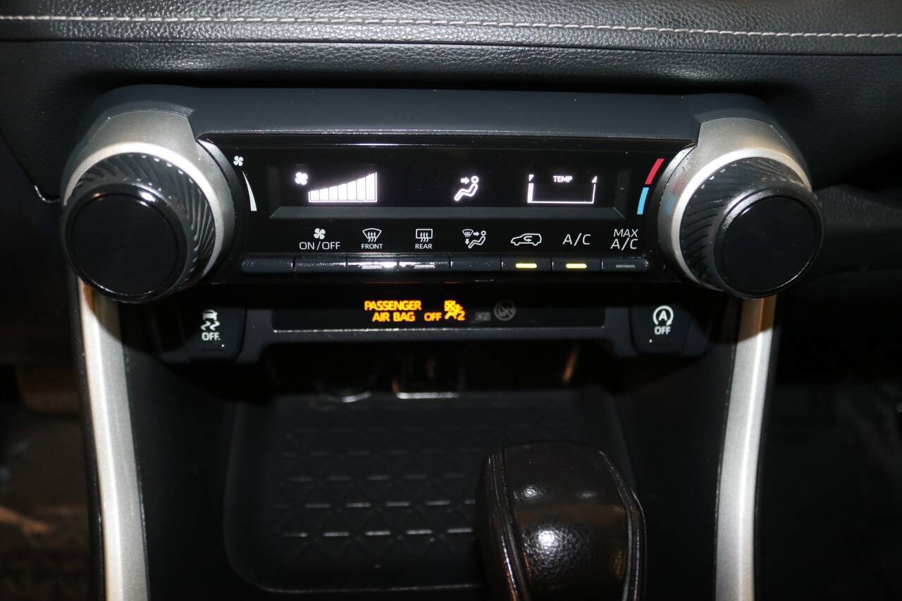 Used 2020 Toyota RAV4 LE w/ Carpet Mat Package AWD/4WD image 32