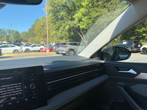 Used 2025 Volkswagen Jetta SE image 35