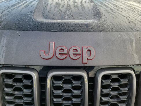 Used 2017 Jeep Grand Cherokee Trailhawk image 9