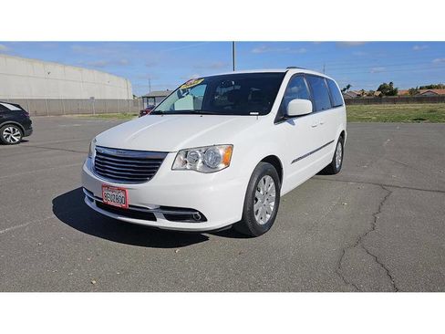 Used 2015 Chrysler Town & Country Touring image 3