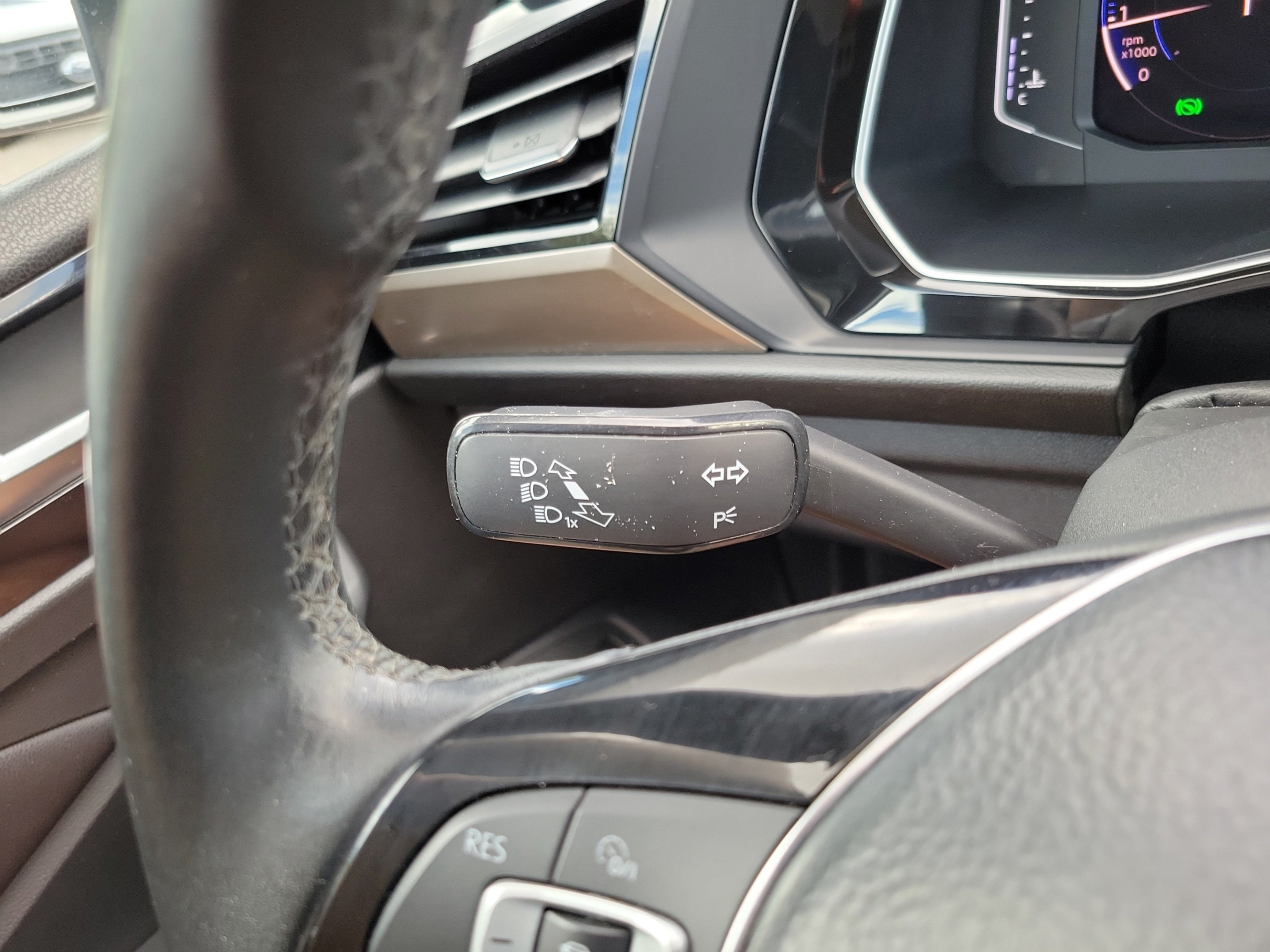 Used 2019 Volkswagen Jetta SEL Premium FWD image 24
