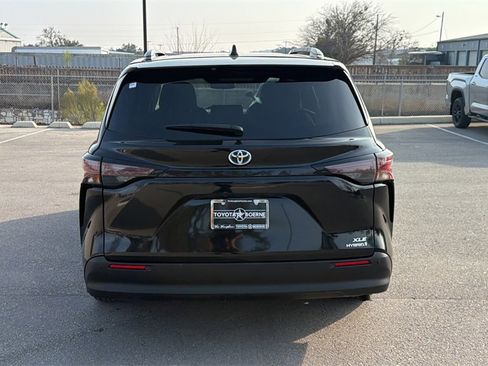 Used 2024 Toyota Sienna XLE image 4