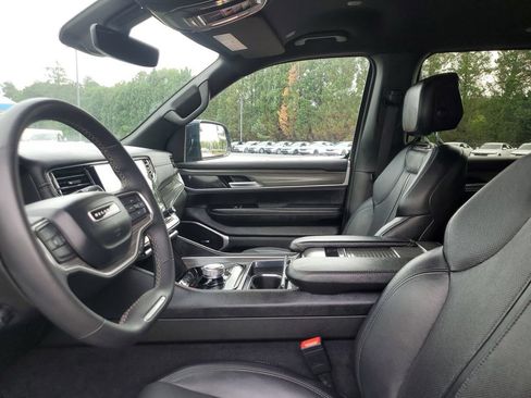 Used 2024 Jeep Wagoneer L Series II w/ Flexible Seating Group RWD image 17