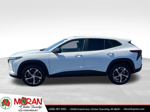 Certified 2024 Chevrolet Trax RS w/ Sunroof Package FWD image 3