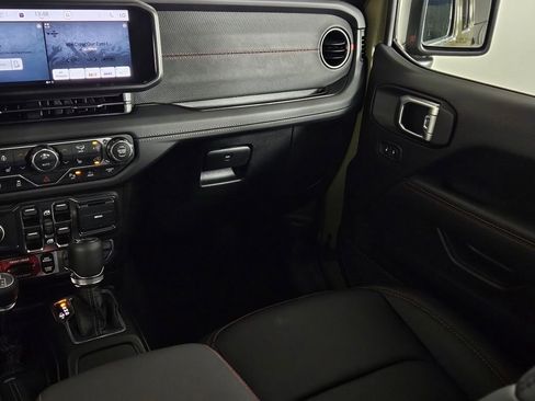 Used 2026 Jeep Wrangler Unlimited Rubicon AWD/4WD image 11