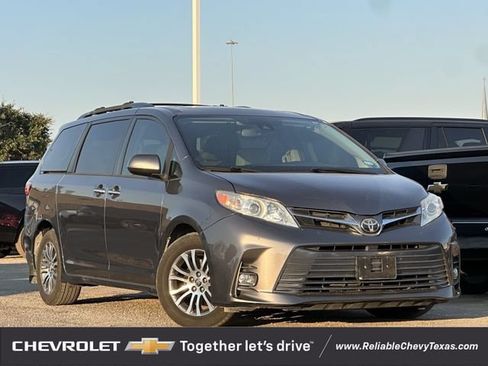 Used 2018 Toyota Sienna XLE w/ XLE Navigation Package FWD image 2