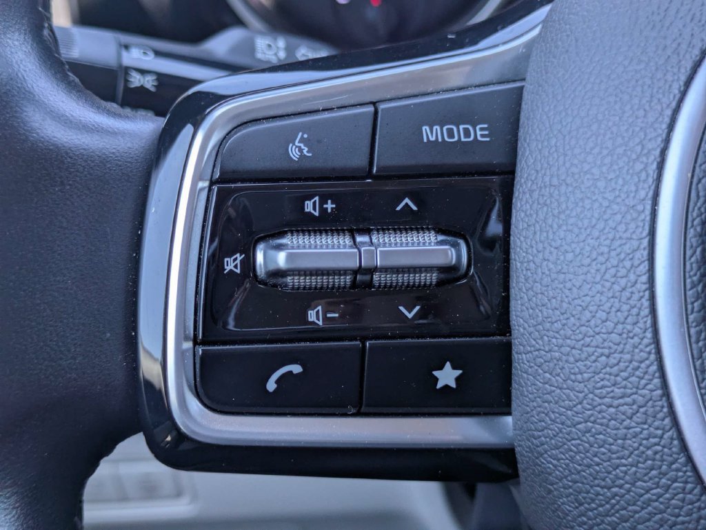 Used 2024 Kia Carnival EX FWD image 29
