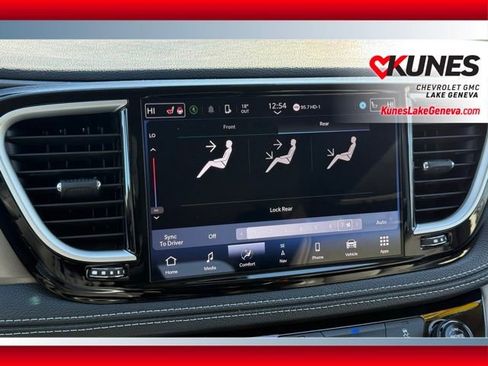 Used 2024 Chrysler Pacifica Select image 32