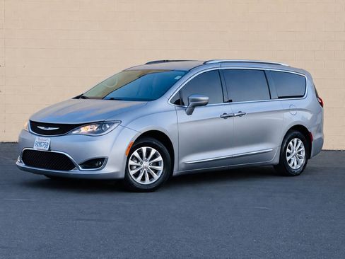 Used 2020 Chrysler Pacifica Touring-L FWD image 2