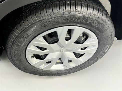 Used 2023 Toyota Corolla Cross L image 28