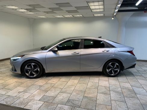 Used 2022 Hyundai Elantra SEL w/ Convenience + Premium Package image 4