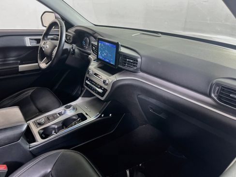 Used 2021 Ford Explorer XLT w/ Equipment Group 202A AWD/4WD image 29