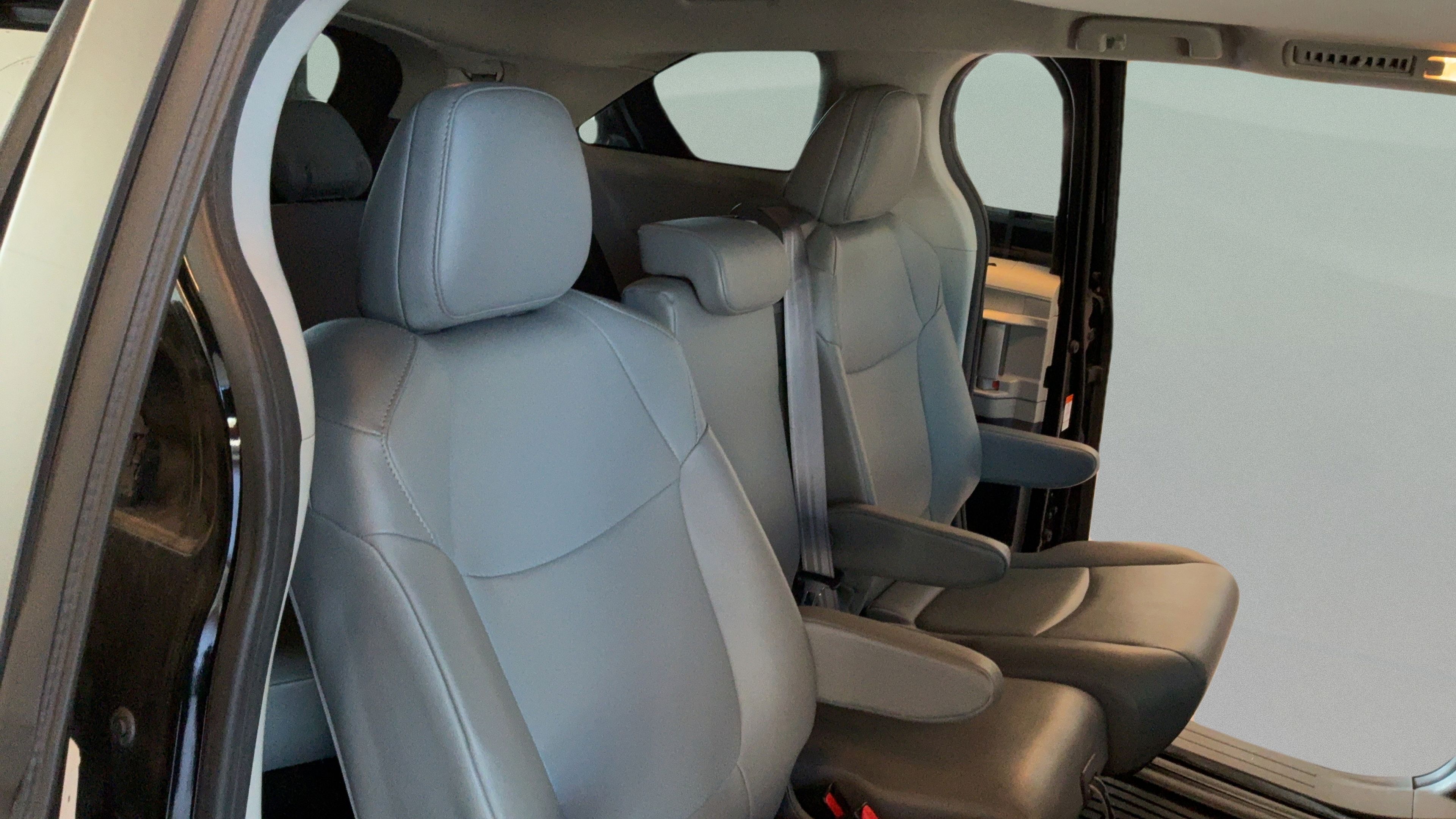 Used 2021 Toyota Sienna XLE FWD image 33