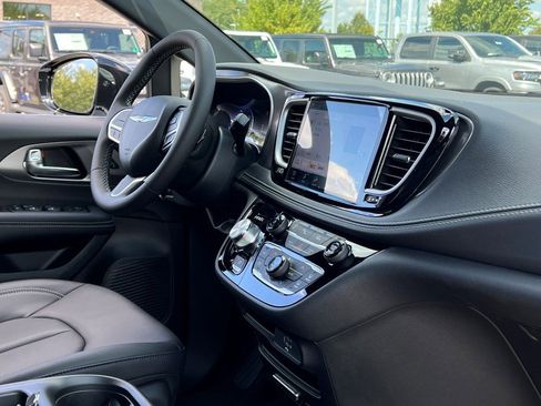 New 2026 Chrysler Pacifica Select image 9