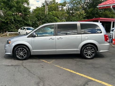 Used 2018 Dodge Grand Caravan SE image 3