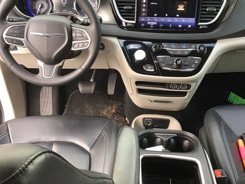 Used 2023 Chrysler Pacifica Touring-L image 7