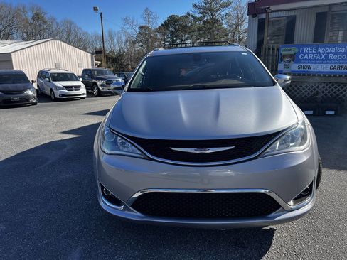 Used 2020 Chrysler Pacifica Limited image 8