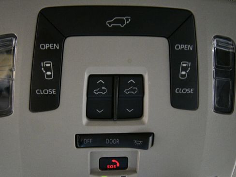 Used 2024 Toyota Sienna XLE FWD image 18