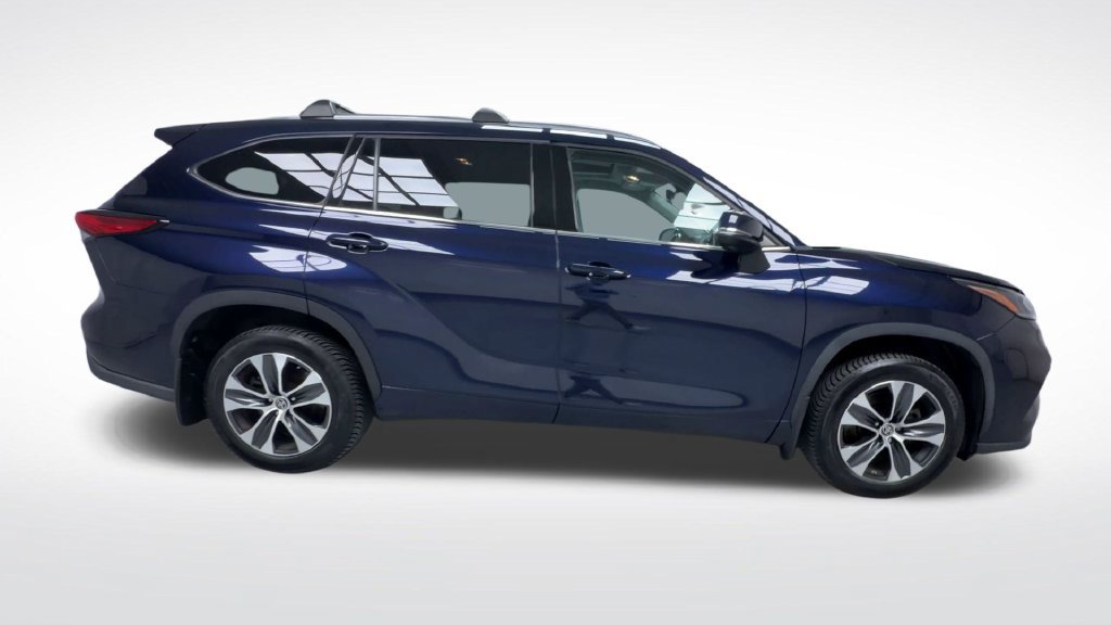Used 2021 Toyota Highlander XLE AWD/4WD image 9