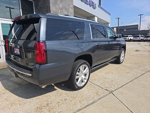 Used 2020 Chevrolet Suburban Premier w/ Premier 6.2L Value Package image 11