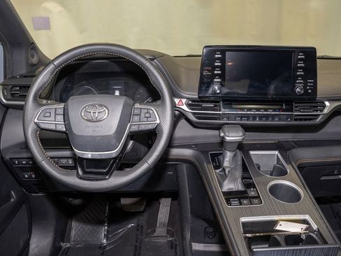 Used 2022 Toyota Sienna XLE Woodland Edition image 2