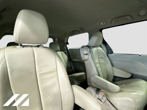 Used 2014 Toyota Sienna XLE w/ Entertainment Package image 30