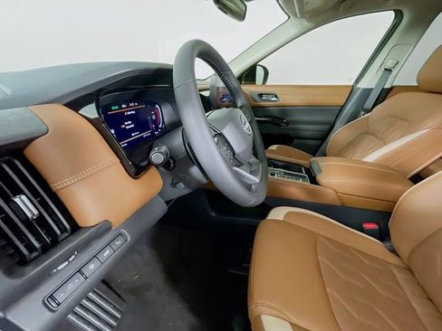 New 2026 Nissan Pathfinder Platinum FWD image 14