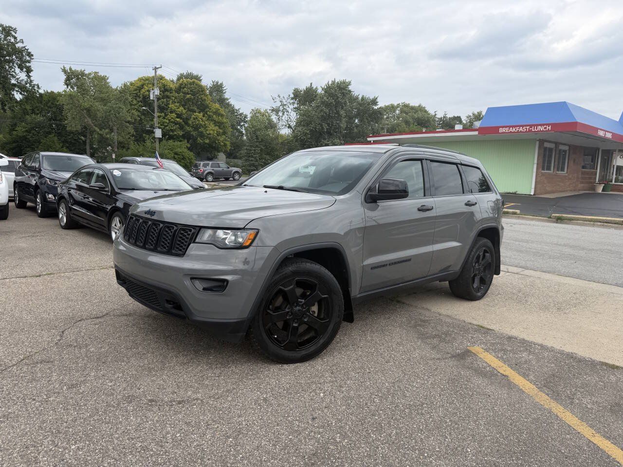 Used 2019 Jeep Grand Cherokee Laredo AWD/4WD image 2