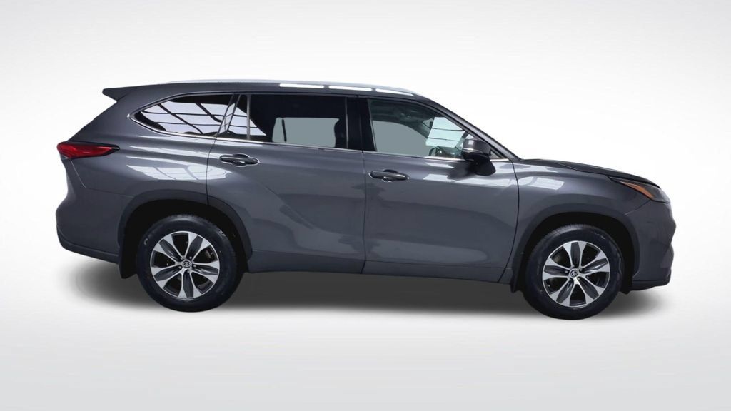Used 2022 Toyota Highlander XLE AWD/4WD image 27