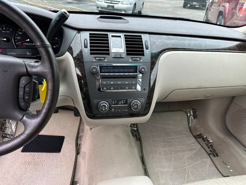 Used 2008 Cadillac DTS w/ Sun And Sound Package FWD image 18