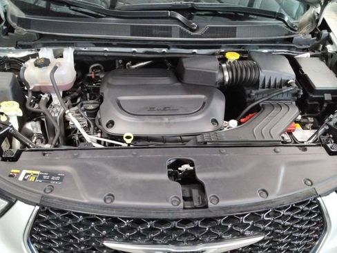 Used 2024 Chrysler Pacifica Touring-L image 11