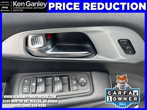 Used 2025 Chrysler Pacifica Limited FWD image 14