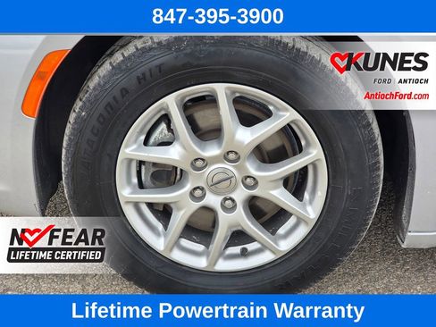 Used 2023 Chrysler Pacifica Touring-L image 12