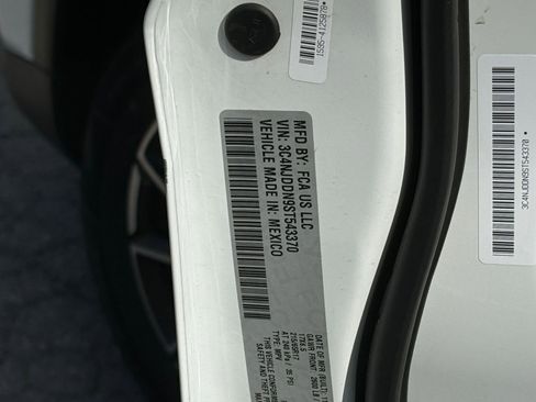 Used 2025 Jeep Compass Trailhawk image 27