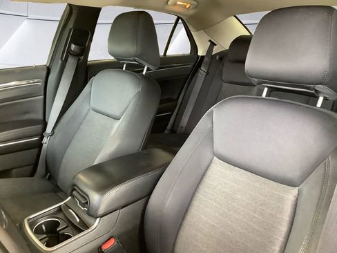 Used 2019 Chrysler 300 Touring w/ Sport Appearance Package RWD image 8