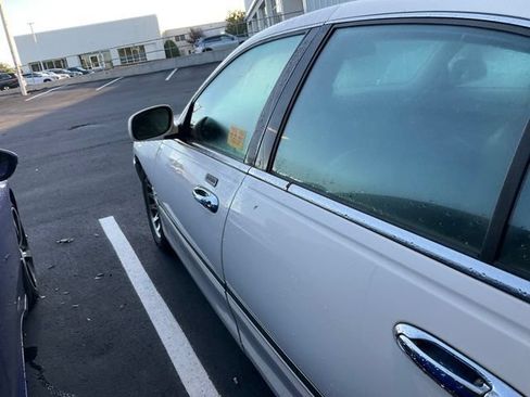 Used 2002 Lincoln Town Car Signature RWD image 9